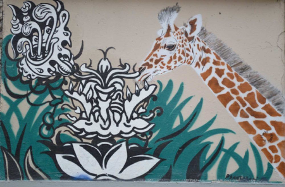 C’est en 1989 que MOSKO commence à peindre des animaux de la savane signés de son blase dans le quartier en péril de la Moskowa (Paris 18e).