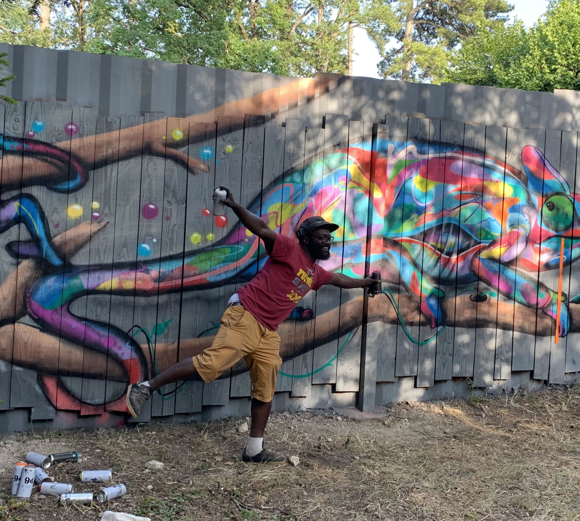 Après des études en finances, l’artiste Sitou, originaire du Togo, décide de changer de vie et se passionne pour le Street Art.  Précurseur du Street Art en Afrique de l’Ouest où « il fait parler les murs »  il n’a de cesse de promouvoir la culture urbaine. Le caméléon est son animal totem, il représente le symbole de l’adaptation et de la diversité.