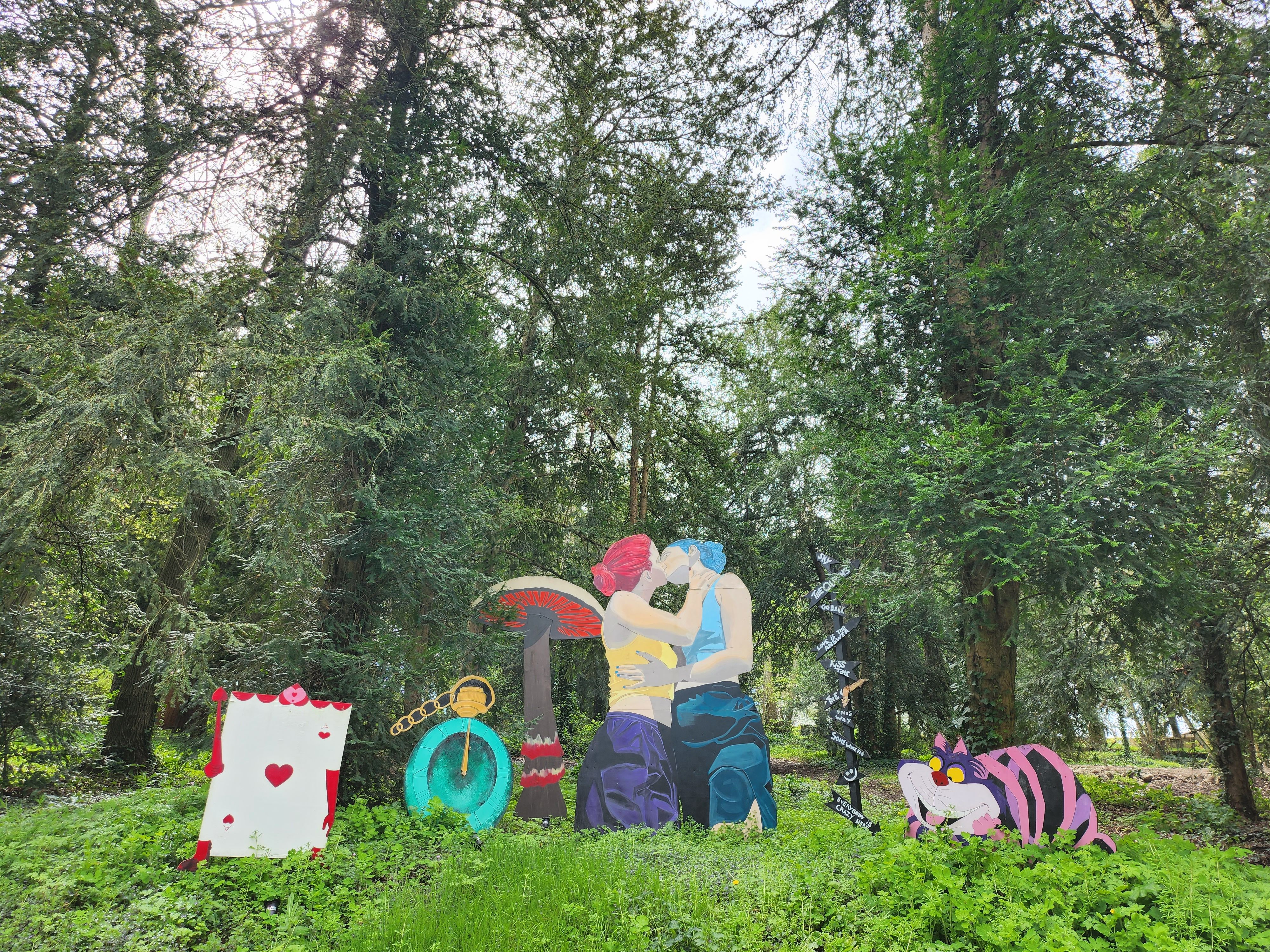 Nea est une artiste parisienne dont la pratique est vaste : peinture, photo, création numérique, pochoir, collage, œuvres en volume, etc. Son but ? Explorer la sensibilité humaine sous tous ses angles, de l’érotisme à la psychanalyse, de la physique quantique au féminisme, elle défend des valeurs humanistes, anti racistes et inclusives. Aujourd’hui son travail se concentre sur des peintures de portraits accompagnés de récits mêlant fiction et réalité dans lesquels nous pourrions tous nous reconnaître. Parce que les yeux sont le reflet de l’âme, elle espère par cette série de portraits intitulée « L’Ombre dans le Miroir » élucider une partie du mystère de chaque être vivant.