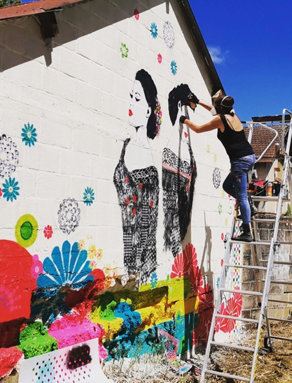 Elevée par un grand-père artiste, Gil KD a très tôt dessiné et utilisé tout ce qui pouvait lui permettre de créer.  A l’âge de 22 ans, en vivant à Paris elle commence à peindre à la bombe aérosol dans les rues sans avoir vraiment la notion d’art urbain.